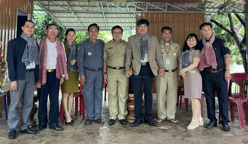 Ban Quản lý Khu kinh tế tỉnh Gia Lai thăm và chúc chúc tết cổ truyền Chol Chnam Thmay tại Ban Quản lý cửa khẩu quốc tế Oyadav, tỉnh Ratanakiri, Vương quốc Campuchia